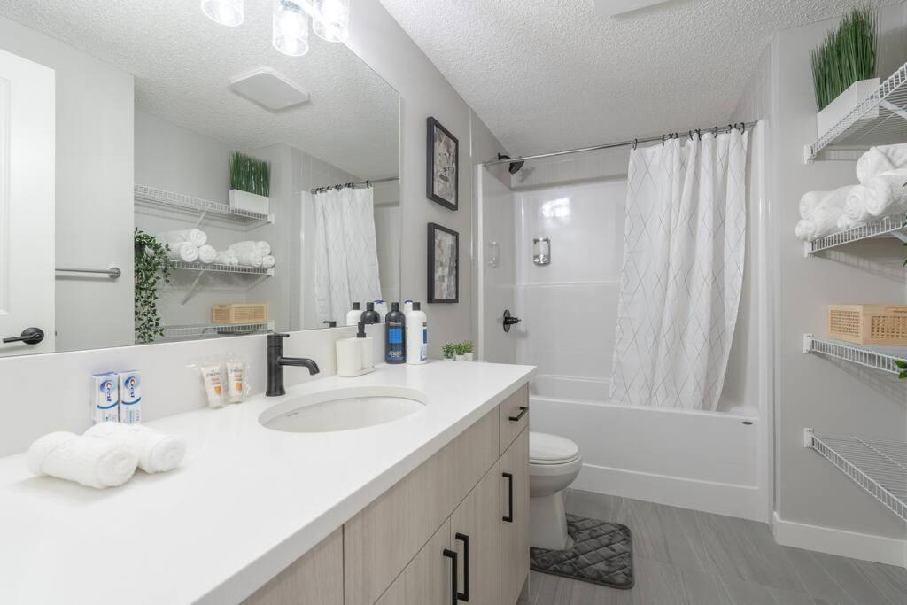 Your Perfect 2Br Stay In Se YYC Buitenkant foto