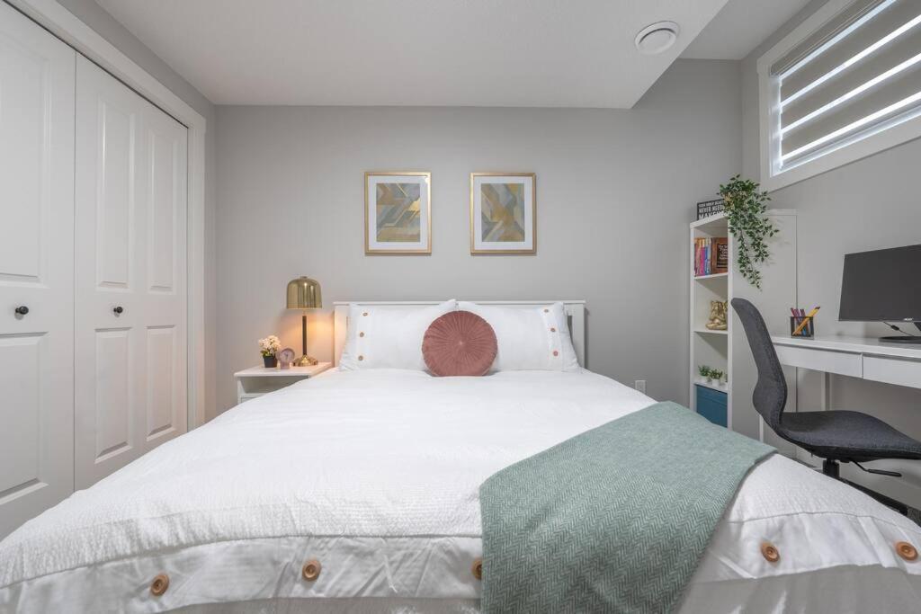 Your Perfect 2Br Stay In Se YYC Buitenkant foto