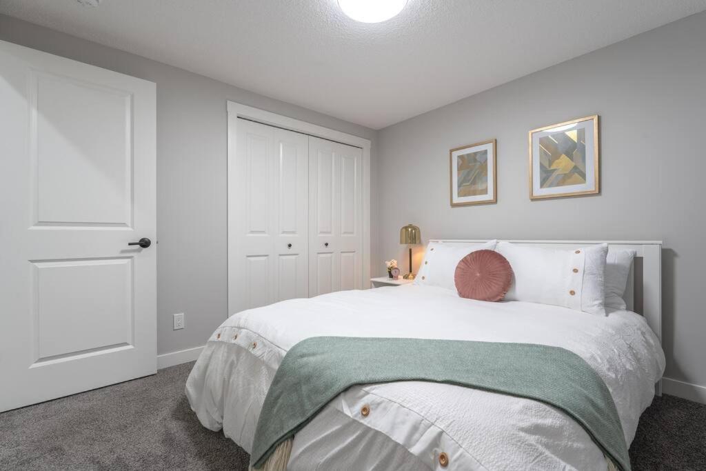 Your Perfect 2Br Stay In Se YYC Buitenkant foto