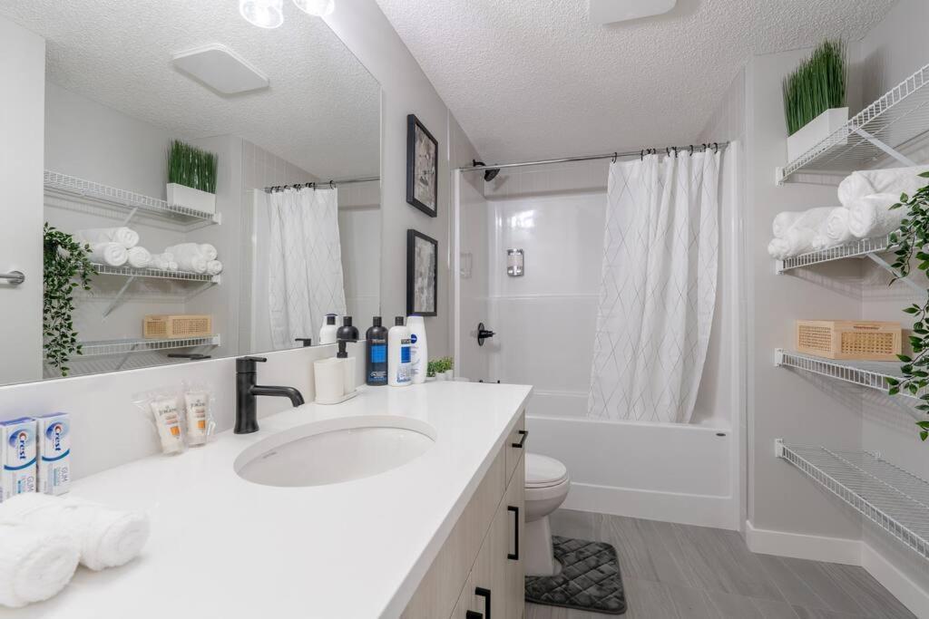 Your Perfect 2Br Stay In Se YYC Buitenkant foto